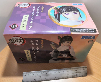 Avaamaton istuva Kanao Tsuyuri
