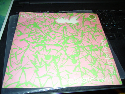 7" single :  HOT SOX : Plastic Twist ( sis. postikulun )