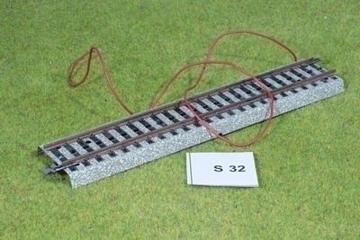 #S32 Märklin rata 5106 keskiraiteen liitätäjohdolla