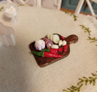 Nukkekoti Miniatyyri sipuli/chilitarjotin 1:12