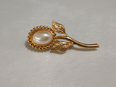 Vintage kukka solki rintaneula – gold plated emaloitu