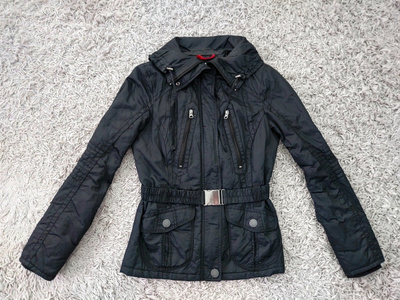 edc by esprit musta kevyttoppatakki koko S (36)