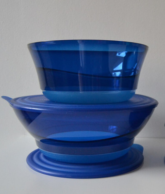 Tupperware Elegance sinisenä. Pohjassa hilettä 2,3l ja 3,2l