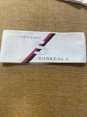 Lotta Svärd   hihanauha RUSKEALA