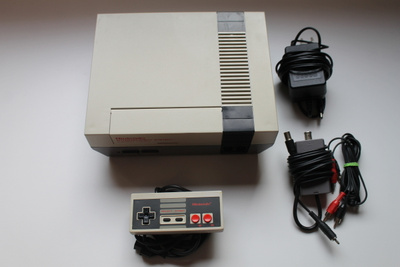 NES 8-bit konsolipaketti (PAL-B/SCN) **Huollettu** (3)