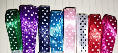 Monta eriväristä  polka dot satiininauha 200cm