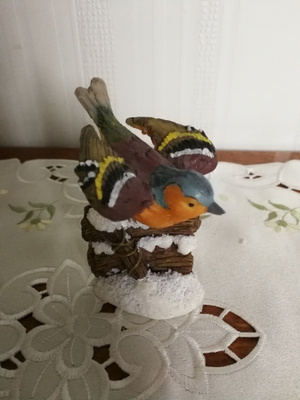 Pikku lintu aidalla figuuri