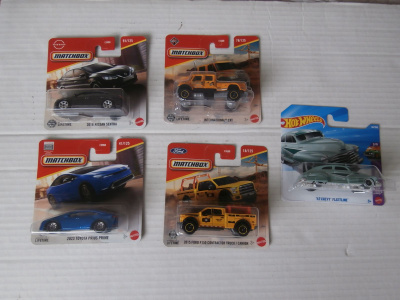 MATCHBOX- ja HOT WHEELS-autoja 5kpl