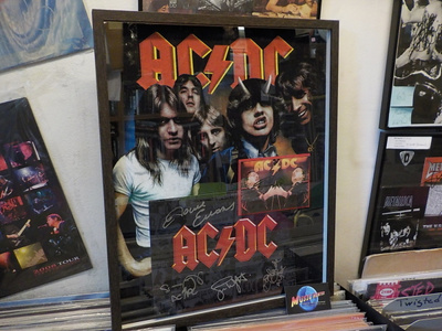 AC/DC NIMMARITAULU VIIDEN JÄSENEN NIMMAREILLA -UPEA !!