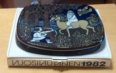 Arabia vuosilautaset 1982 ja 1987
