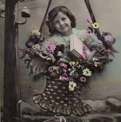 LAPSI / Tyttö puhelinlangasta roikkuvassa korissa. 1900-l.