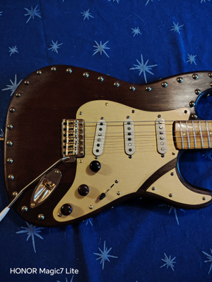 Myydään stratocaster