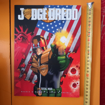 Judge Dredd Total war 2000 AD Albumi