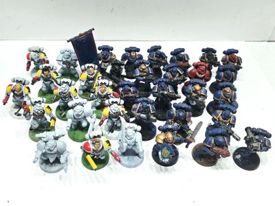 WH40K - 34kpl Space Marine figuureita [K166]