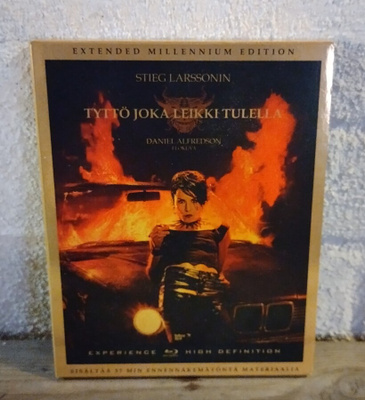 TYTTÖ JOKA LEIKKI TULELLA EXTENDED BD