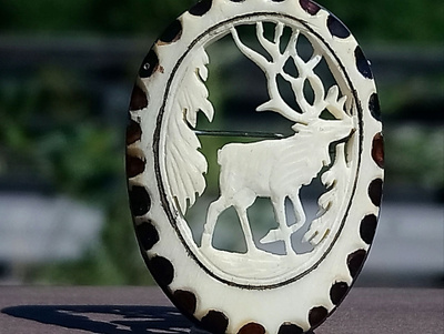 Poron sarvesta rintakoru. Kookas, halkaisija - 34 mm.