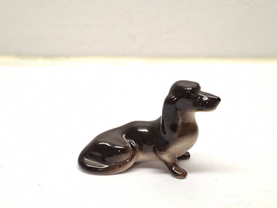 Lomonosov mäyräkoira figuuri
