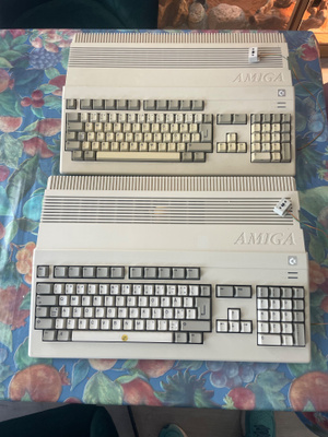 2 x Amiga 500 + Trumpcard 500 + iso määrä kaikkea