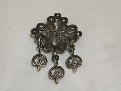 Kalevala koru, Karjalainen nauhapunos, solki rintakoru