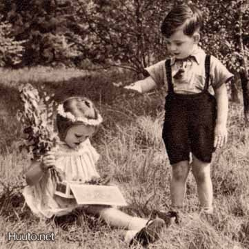 LAPSI / Pieni tyttö ja poika kesäisellä niityllä. 1930-l.