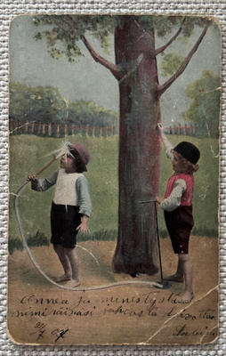Kaksi pientä poikaa leikkivät vesiruiskulla, kulk 1907