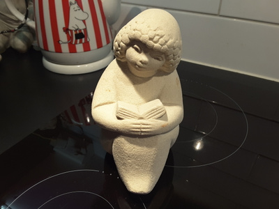 Lukeva tyttö figuuri