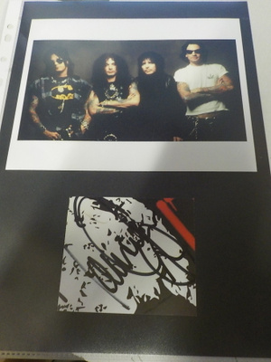 JOHN CORABI NIMIKIRJOITUS + MÖTLEY CRUE KUVA