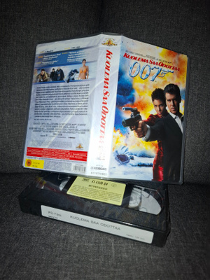 007 kuolema saa odottaa