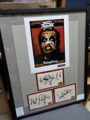 KING DIAMOND TAULU KOLMELLA NIMIKIRJOITUKSELLA