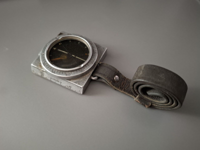 Suunto kompassi Suojeluskunnan  leimalla ja numeroinnilla.