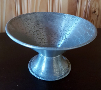 Vanha Metallinen malja Upea