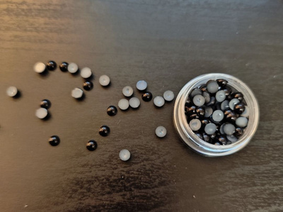 4mm mustia helmenpuolikkaita 100 kpl