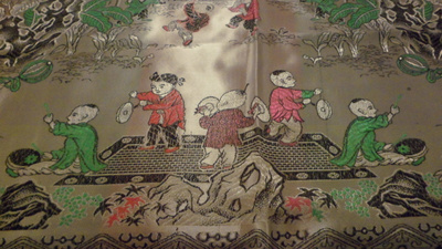 Iso hopeanvärinen pöytäliina, kaunis kuvitus198cm x 146cm