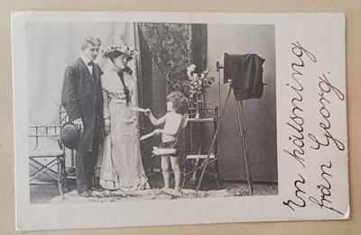 Pikkuamoriini antaa pariskunnalle kuvat, p. 1903