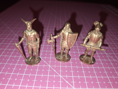 Kinder metallihahmo