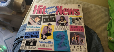 Hit News 2 lp levyä yhden hinnalla vinyyli