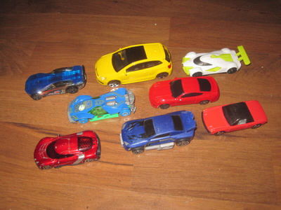 Kahdeksan pikkuautoa - VW, Ford, Porsche, Hotwheels,...