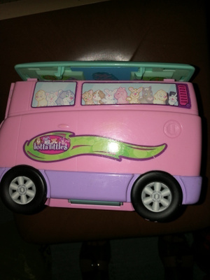 Pikkunukke Lotta Littles auto yms. matkailu leikki vaunu