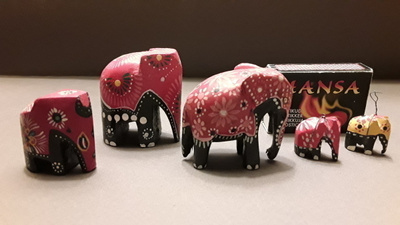 5 x KÄSINMAALATTUJA MINIATYYRI NORSUJA / ELEFANTTEJA .INTIA