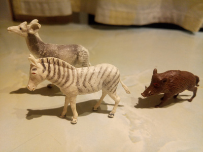 Kolme eläinfiguuria