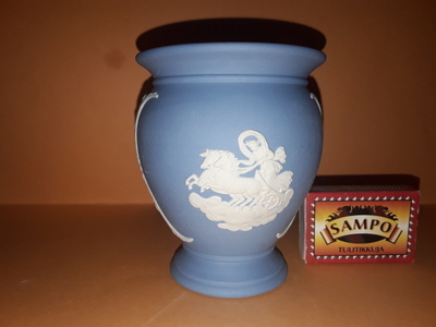WEDGWOOD UPEA PIENEMPI KORISTE UURNA