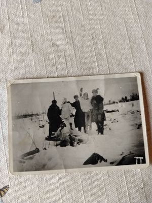 sotavalokuva jäätyneitä ruumiita