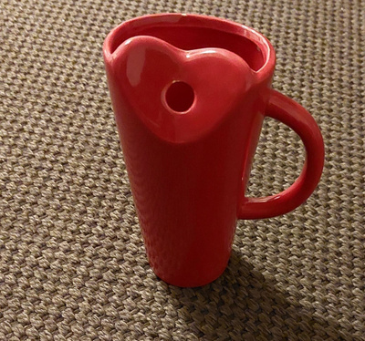 Punainen muki pillireiällä