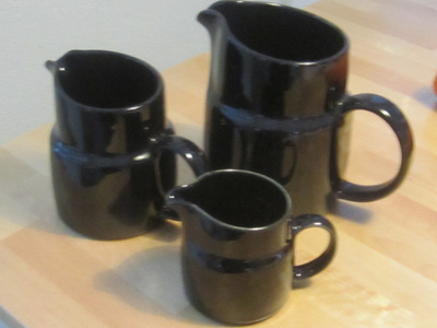 3 mustaa kannua (8, 12 ja 15 cm korkeat Kaj Franck )