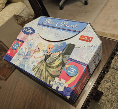 Kimaltava Frozen-palapeli salkussa, 100 palaa