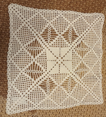 Kermanvaalea pitsiliina 35x32cm