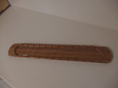 Kapea, pitkä suorakaiteen mallinen tarjoiluastia. Bambu