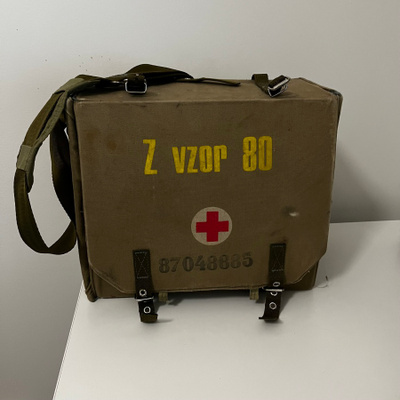 Vanha Tsekkoslovakian armeijan lääkintälaukku