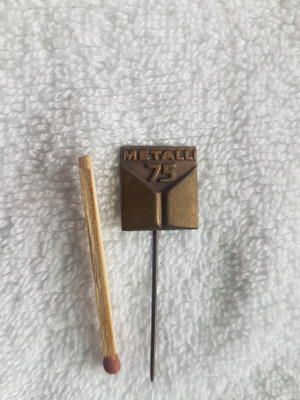 Metalli 75 Neulamerkki