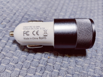 USB laturi autolle